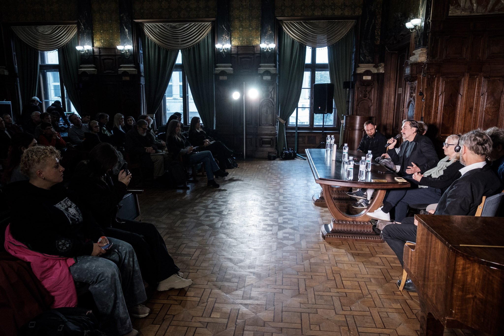 BookForum2025-10-04_Mist_z_paperu_LES-26